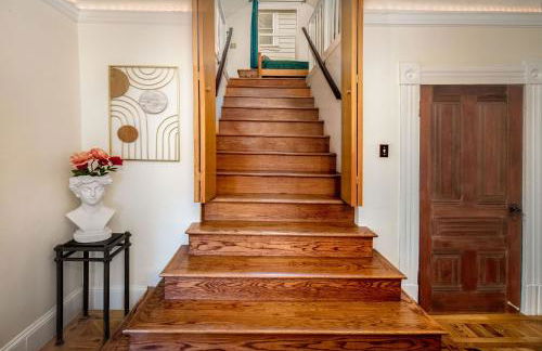 The Golden Parlor- Historic Victorian, Hot Tub - Foto 23