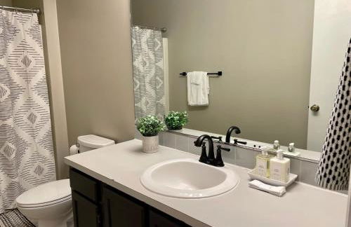 Charming Condo Near WFU and Hospitals, Full Kitchen, Strong WiFi, In-Unit Laundry - Foto 6