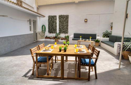 Stunning Home, AC, Beach, Backyard, 4 BR - Photo 7