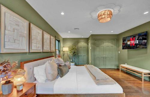 Lux Retreat with Indoor Swim Spa Game Lounge Theater Hot Tub Sauna - Foto 32