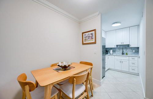 Naples Condo with Pool - Walk to Dining and Beach - Foto 7