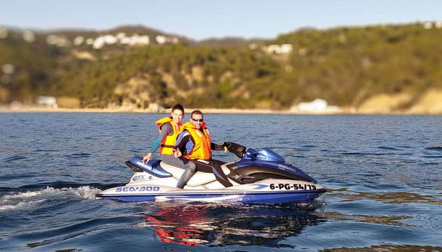 Pareja en una moto de agua