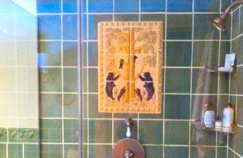 Cozy Log Cabin with a Private Hot Tub near Beartown State Forest, Massachusetts - Foto 14