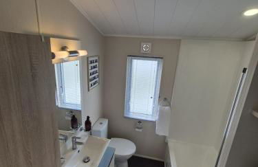 The Blue Lagoon 2 bedroom lodge with hot tub - Foto 17