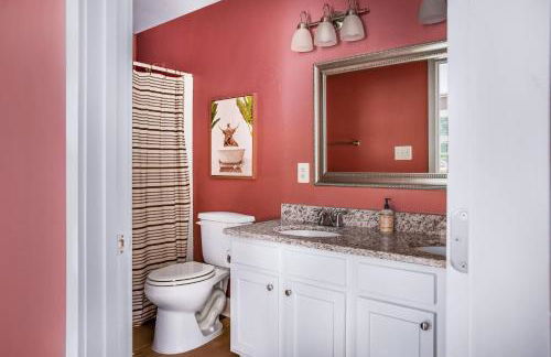 Walk to the Beach & Town | Stylish Beach Home - Foto 11