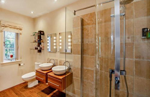 Luxury Detached House in Large Private Grounds, with Outdoor Jacuzzi and Sauna - Foto 19