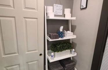 King Bed In Main Floor - Downtown Vacation Rental - Foto 57