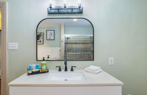 Spacious Broadway Home Downtown Western Modern Charm with parking - Photo 31