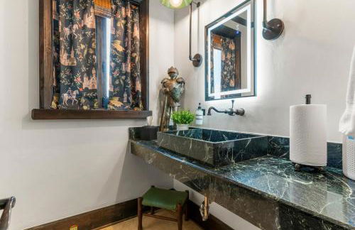 Castle Stay by Gathering Place Hot Tub & Fire Pit - Foto 18