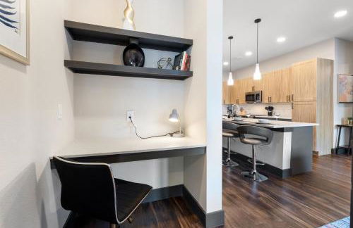 Modern Comfort North Austin with Balcony and Workspace - Foto 18