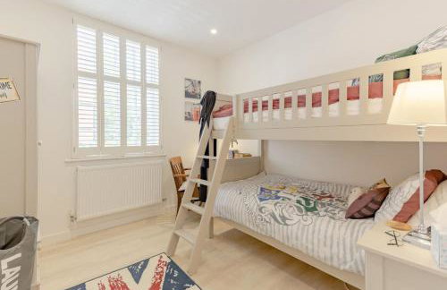 Elegant Epsom Family - Photo 6