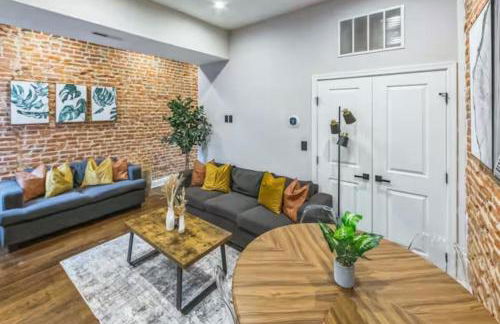 Lovely 2BR w Patio - 10 mins to DT - Sleeps 10 - Foto 14