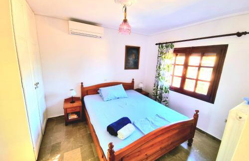 Spacious farmhouse with big yard and fireplace - Foto 12