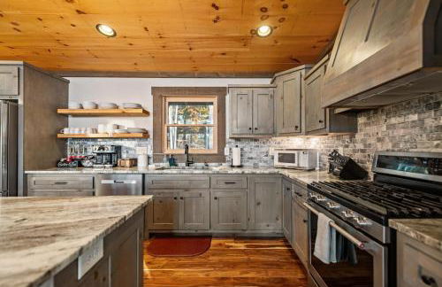 Chardonnay Chalet - Luxe Modern Chalet - Hot Tub, Wi-Fi, Fire Pit, Game Room, Amazing Deck - 15 min to Blue Ridge - Foto 11