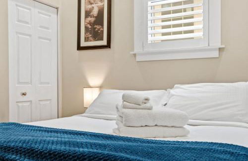 Charming Home in the Highlands W Private Backyard - Foto 24