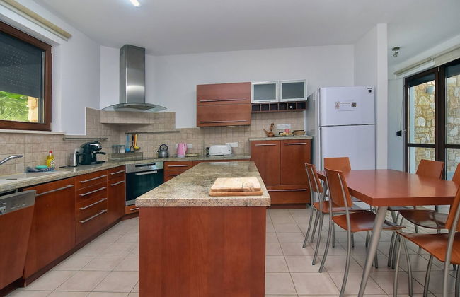 Incredible Large Villa In Paphos Sleeps 14 Children Pool, Jacuzzi, Huge Garden - Foto 13