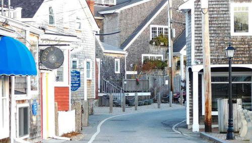 Footbridge Escape - Photo 2