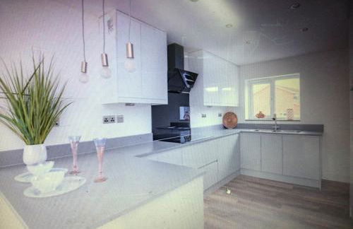 Luxurious 3 bedroom house now with FULL FIBRE INTERNET Shangri la in village of Alfrick with driveway parking for 3 cars in an area of outstanding natural beauty, superb walking,close to Worcester, Malvern showground, theatre, Malvern hills, dogs welcome - Photo 26