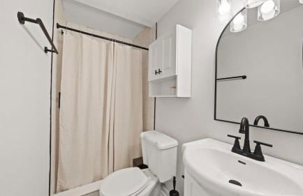 Modern Moroccan Villa w/ Firepit, BBQ + Game Room! - Foto 17