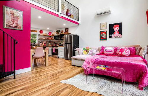 Unique Barbie-Themed Pink Cabin in Black Mountain, North Carolina - Foto 14