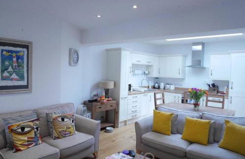 Apartment with Roof Terrace - Centre of Yarmouth - Photo 9