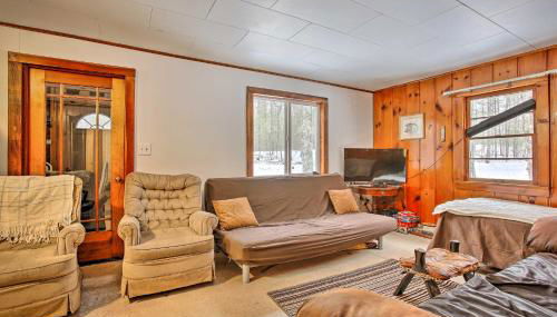 Remote Michigan Retreat on 10 Acres with Grill! - Foto 5