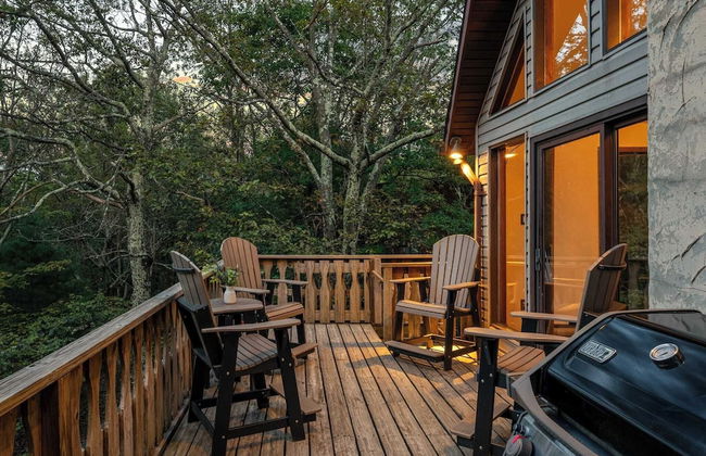 Sky View Chalet by Avantstay Stunning Interior, Spacious Deck, Hot Tub, & View - Photo 40