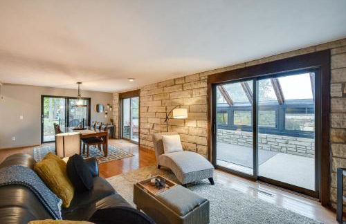 Large Home with Game Room, 4 Mi to Mississippi River - Foto 9