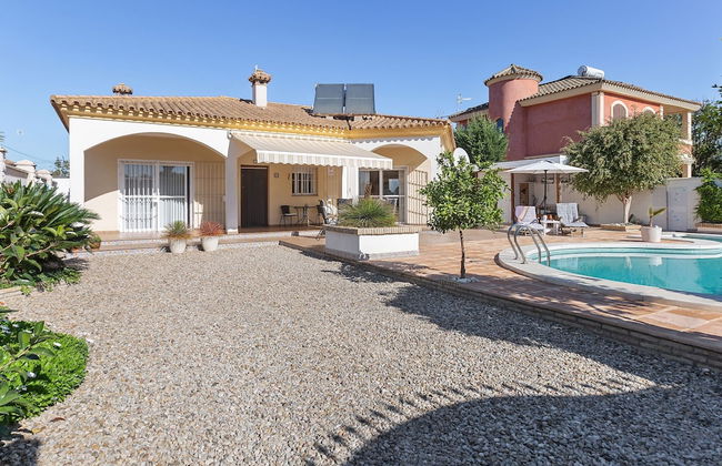 Detached Villa With a Large Private Swimming Pool - Foto 1