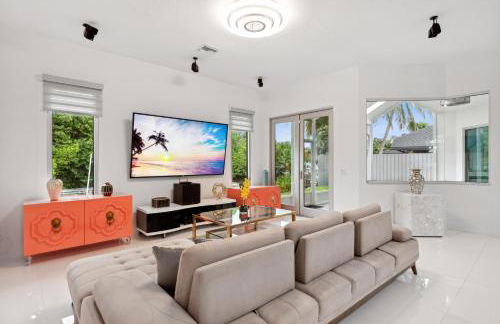 Luxury Modern Waterfront House in BEST Location! King Bed Suite & Close to Beach - Photo 1