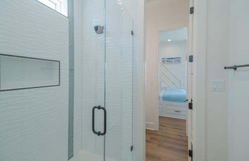 4BR Beach Haven - Deck, Gourmet Kitchen, Tiki Bar Fun - Foto 54