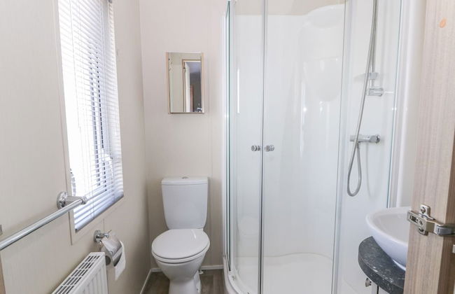 Superb Detached Lodge Located on Skipsea Sands - Photo 14