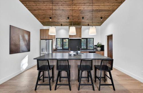 The Luxe House | Upscale Cabin w/ Hot Tub & Fire Pit! - Foto 45