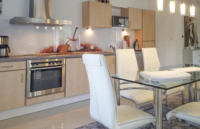 Large, Comfortable Holiday Villa, Private Garden - Photo 12