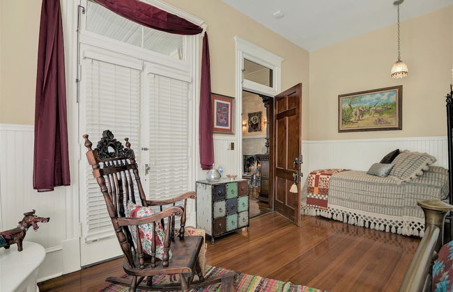 Beautiful and Unique Home With Fireplace and Pool! - Photo 35