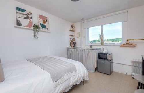 #30 Cozy & Stylish Studio Retreat - Near Odds Farm Park - Sleeps 2 - Perfect for business travelers and Couples - Free parking - Foto 5