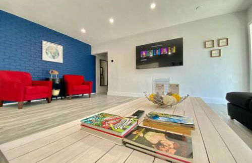 Royal Luxe Pool Home near Ft Laud airport and each - Photo 15