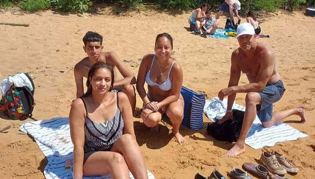 Tomando el sol sobre la arena de Playa Escondida