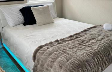 Family Fun! Sleeps 8, King Bed, 2 Queens, and Sofa Bed, Games - in Rogers - Foto 22