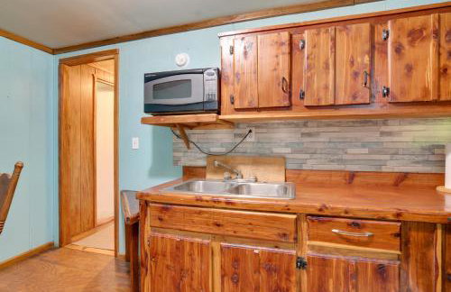 Serene Green Forest Hideaway with Spacious Yard - Foto 12