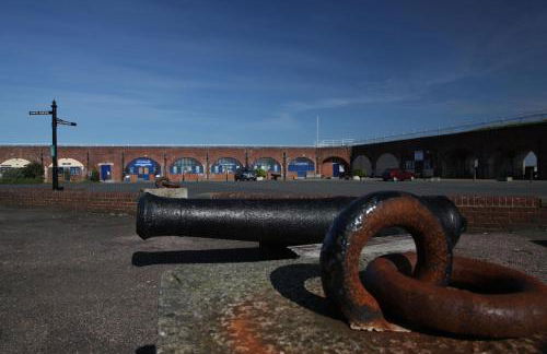 Fort Victoria Cottages - Sea View Cottage - Photo 14
