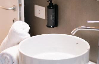 Balcony Double Suite - 3 min walk to Benina Express - Foto 10