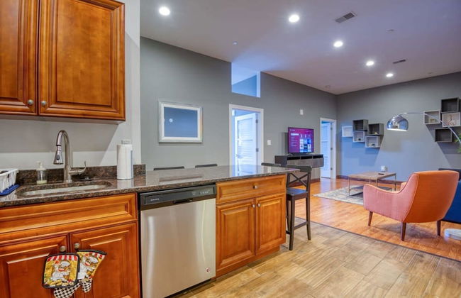 Sosuite 2BR Apt w W D Gym On-site Restaurant - Photo 12