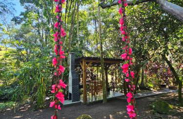 Um chalé e um riacho no meio da natureza - Foto 30