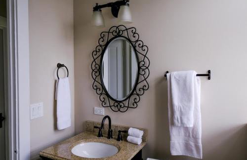 Sleeps 22 • Modern Multi-Unit • Gym • Workspaces - Photo 51