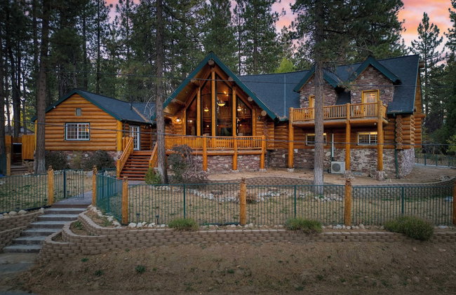 Pinetree Place by Avantstay Group Cabin w/ Hot Tub Minutes to the Lake - Photo 1