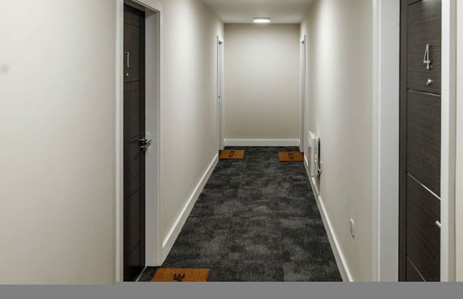 Luxury Manchester Apartment - Yellow - Photo 14