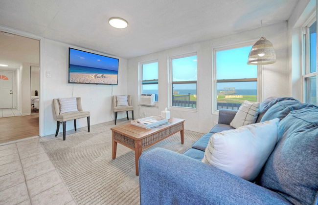 Waterfront Retreat w/ Private Boat Dock, Patio, Views Shore Thing by Avantstay - Photo 4