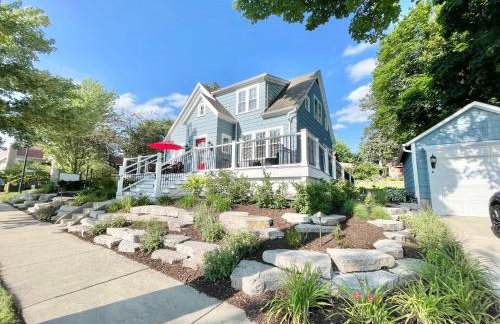 Walk Downtown & River Stylish Cozy Stay w Huge Porch - Foto 1