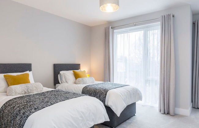 Stylish new Home With Parking - King Beds Garden - Foto 28